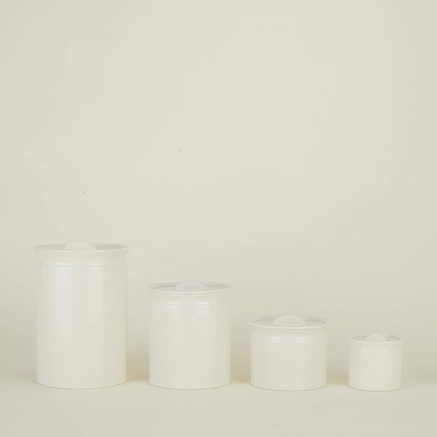 Golden Linen Larder Crock in Ivory ceramic with lid